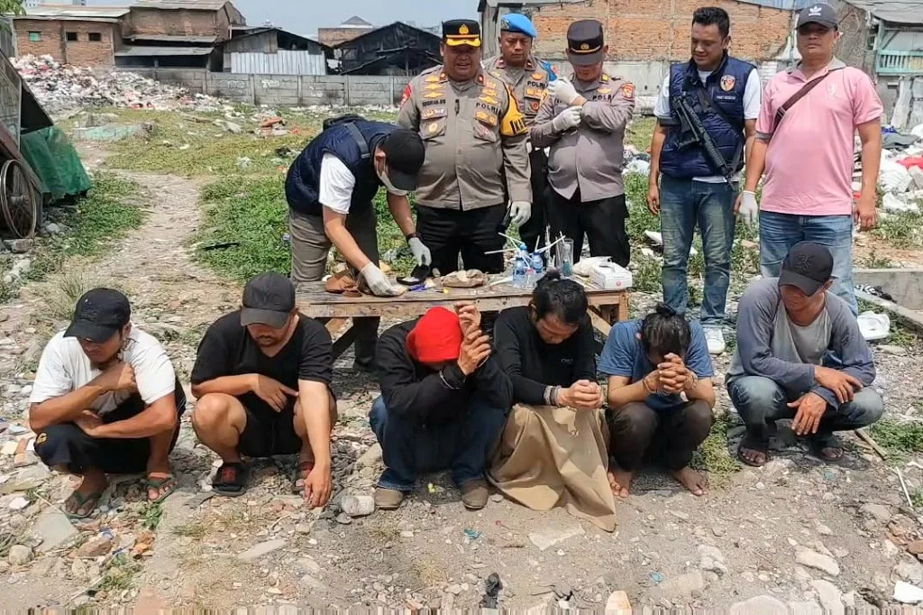 Kampung Boncos Kembali Digrebek, Polisi Temukan Sabu, Ganja, dan Sajam