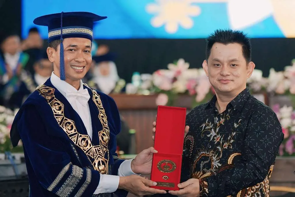 Sugianto Halim Terima Penghargaan Mitra Wirausaha dari ITS