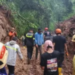TNI-Polri Bersama Instansi Terkait Evakuasi Pohon Tumbang