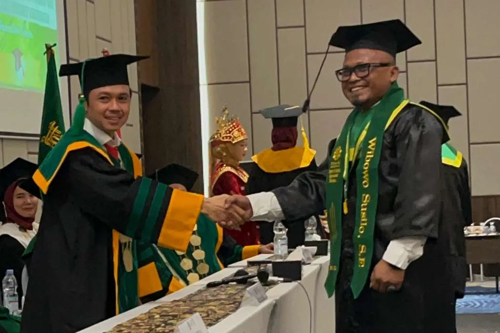 Ketua SMSI Jadi Mahasiswa Terpopuler di Wisuda STIESNU Bengkulu