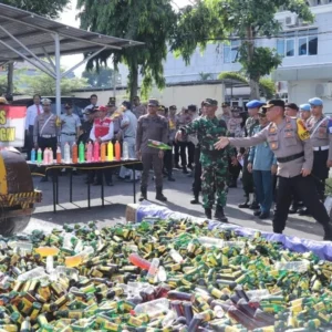 Jelang Natal 2025, Polres Pekalongan Musnahkan Ribuan Botol Miras