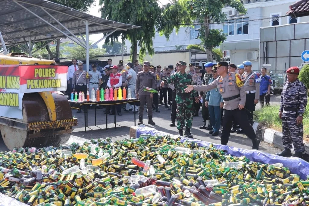 Jelang Natal 2025, Polres Pekalongan Musnahkan Ribuan Botol Miras