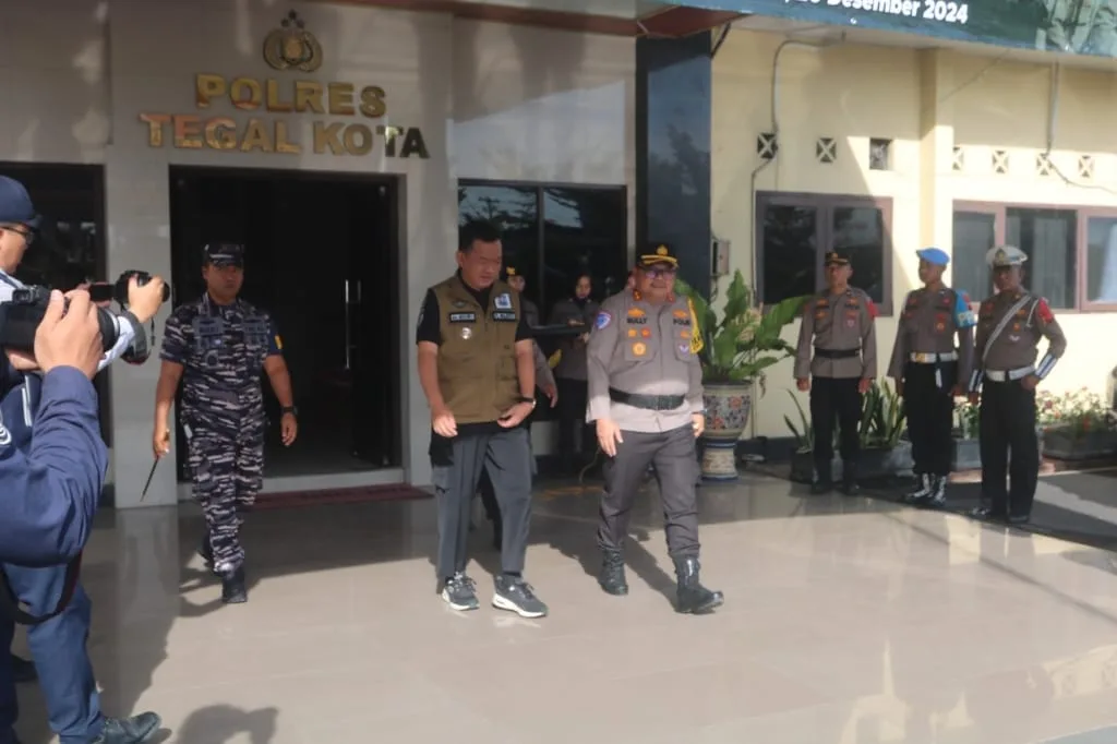 Pemkot Tegal Serahkan Bantuan Mobil Ambulans Untuk Polres Tegal Kota