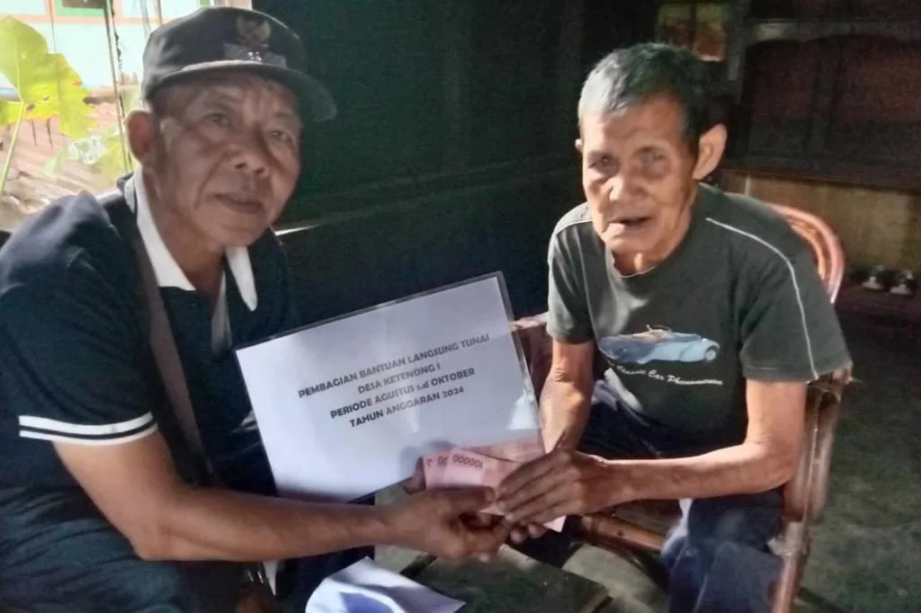 Salurkan BLT-DD, Kades Ketenong I harap Bisa Membantu Perekonomian Penerima