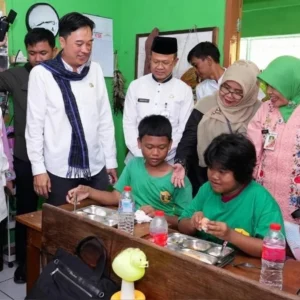 Anggota DPRD Jakarta Tinjau Program Makan Bergizi Gratis di SLBN 5 Slipi Jakbar Anggota DPRD Jakarta Tinjau Program Makan Bergizi Gratis di SLBN 5 Slipi Jakbar