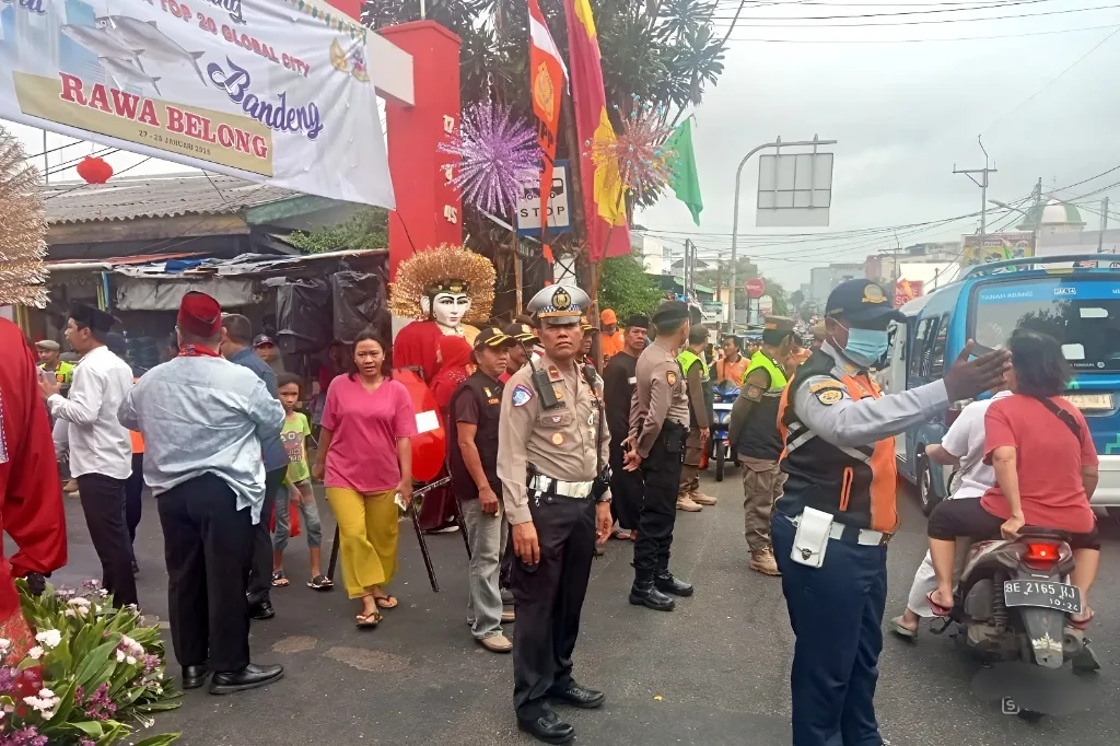 Festival Bandeng Rawa Belong Dipadati Pengunjung, Satlatas Lakukan Rekayasa Lalin