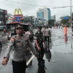Kapolsek Kebon Jeruk dan Tiga Pilar Tinjau Lokasi Banjir Usai Hujan Deras