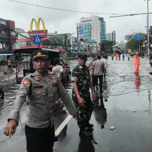 Kapolsek Kebon Jeruk dan Tiga Pilar Tinjau Lokasi Banjir Usai Hujan Deras