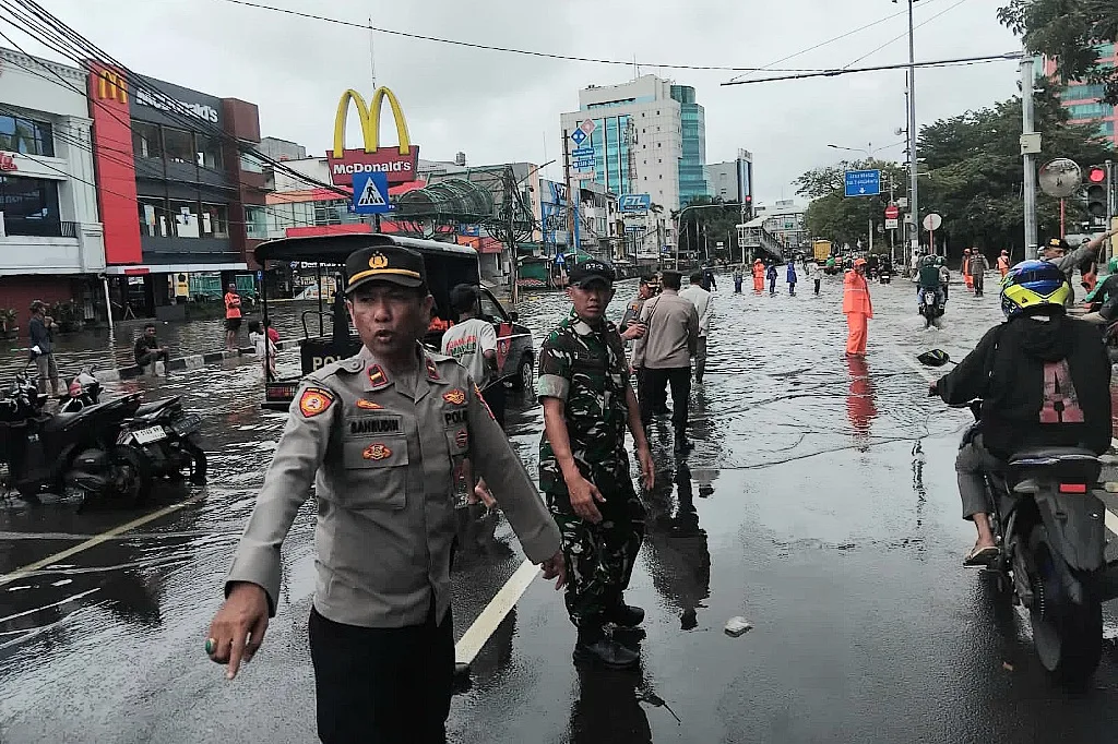 Kapolsek Kebon Jeruk dan Tiga Pilar Tinjau Lokasi Banjir Usai Hujan Deras