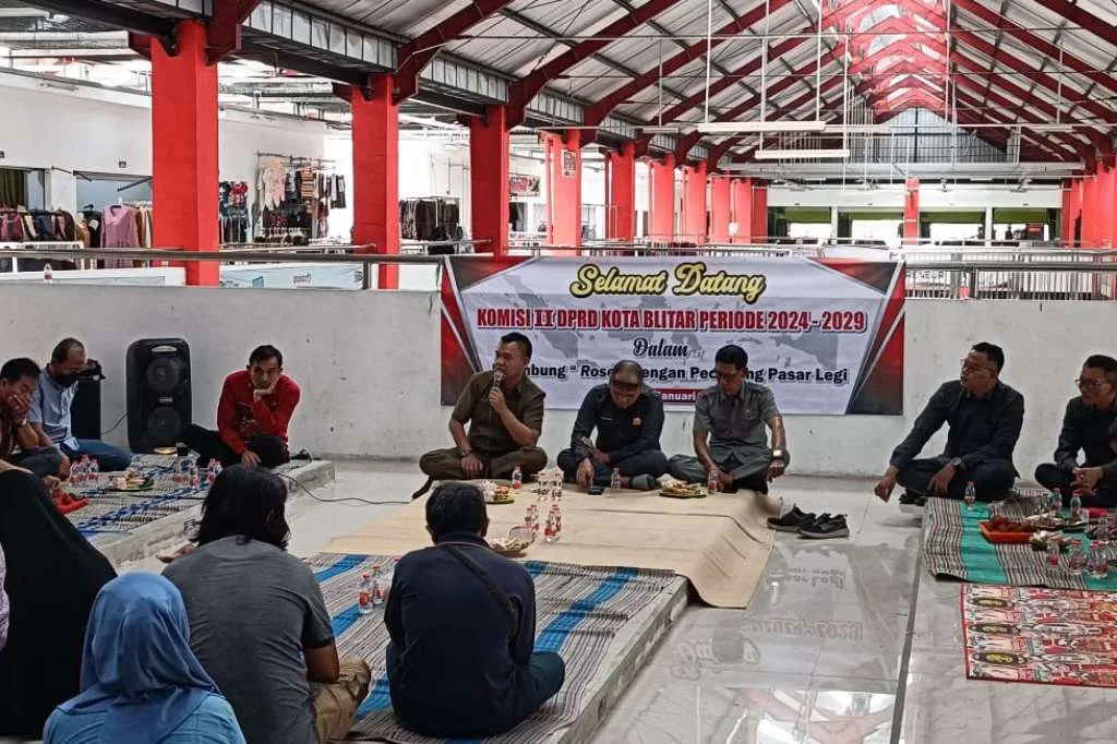 Komisi II DPRD Kota Blitar Bersama Disperindag Audensi Bersama Pedagang Pasar Legi