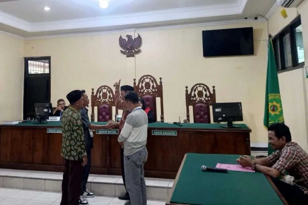 Lempar Piring Saat Diskusi, Perangkat Desa Renah Semanek Digeret ke Meja Hijau