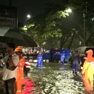 PLN Kembali Hidupkan Listrik Usai Lakukan Pemadaman Akibat Banjir di Jakarta