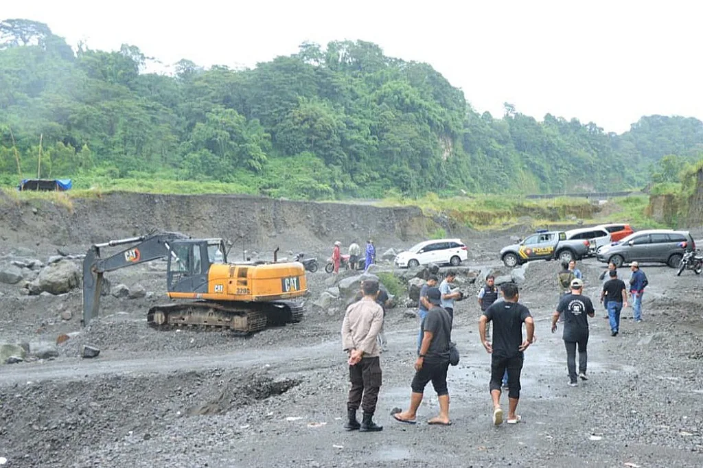 Polres Blitar Kota Tertibkan Tambang Ilegal di Aliran Sungai Kali Bladak