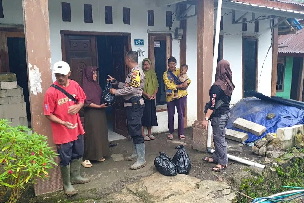 Polsek Kandangserang Laksanakan Penyaluran Bantuan Kepada Warga Terdampak Tanah Gerak