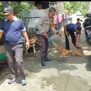 Potret Polri Peduli Sesama: Bhabinkamtibmas Kedoya Selatan Bantu Warga Bersihkan Sisa Banjir