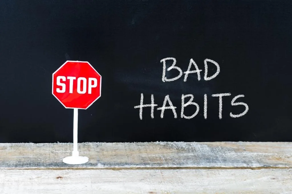 Waspada! 5 Kebiasaan Sehari-hari Ini Bisa Merusak Kesehatan Tanpa Disadari