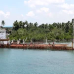 Akibat Angin Kencang, Sebuah Kapal Tongkang Terdampar di Pantai Cilincing Jakut