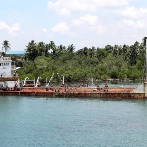 Akibat Angin Kencang, Sebuah Kapal Tongkang Terdampar di Pantai Cilincing Jakut Akibat Angin Kencang, Sebuah Kapal Tongkang Terdampar di Pantai Cilincing Jakut