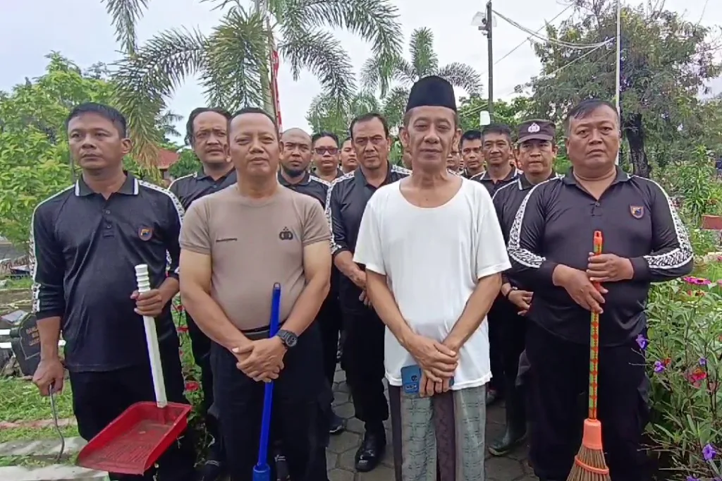 Jelang Khaul Mbah Panggung Kota Tegal, Polisi Bersih-bersih TPU Panggung