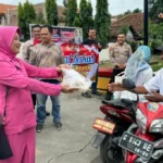 Jumat Berkah Polsek Tegal Selatan Bagikan Ratusan Nasi Bungkus ke Warga
