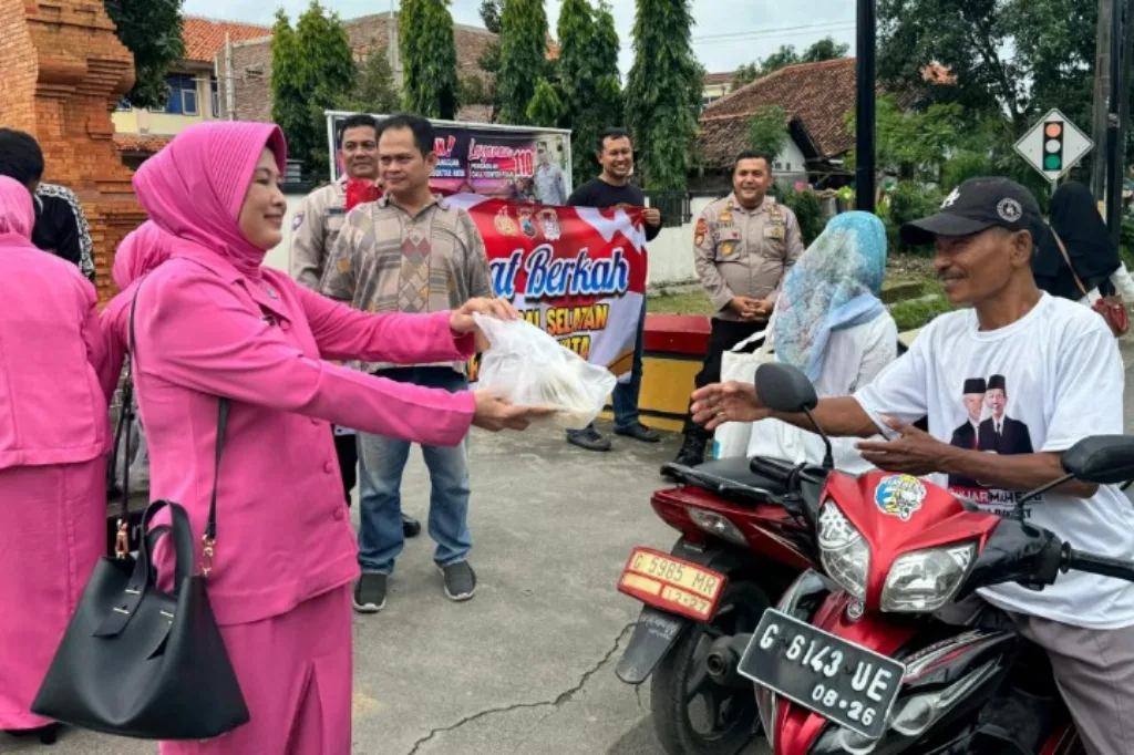 Jumat Berkah Polsek Tegal Selatan Bagikan Ratusan Nasi Bungkus ke Warga