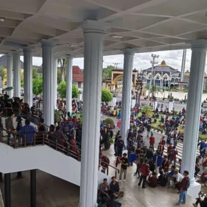 Massa Demonstrasi Paksa Masuk ke Ruang Paripurna DPRD Provinsi Bengkulu, Teriakkan Revolusi