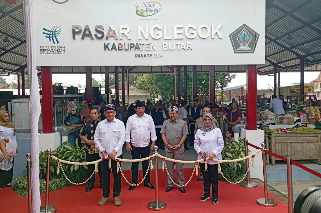 Mendag Dr. Budi Santoso Didampingi Bupati Blitar Resmikan Pasar Nglegok
