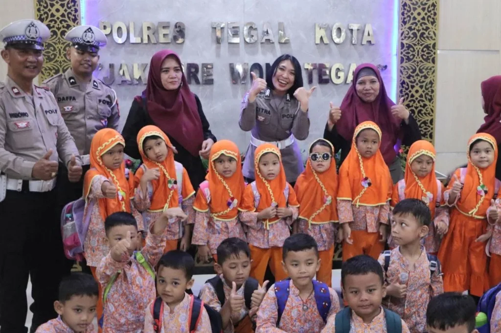 Outing Class, Puluhan Anak TK Aisiyah 1 Kunjungi Mapolres Tegal Kota