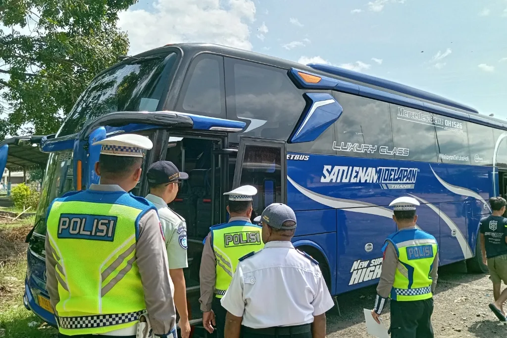 Periksa Kesehatan Pengemudi Bus, Satlantas Polres Pekalongan dan Tim Gabungan Lakukan Ramp Check