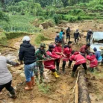 Personil TNI-Polri Evakuasi Mobil Warga Terdampak Longsor di Petungkriyono Jateng