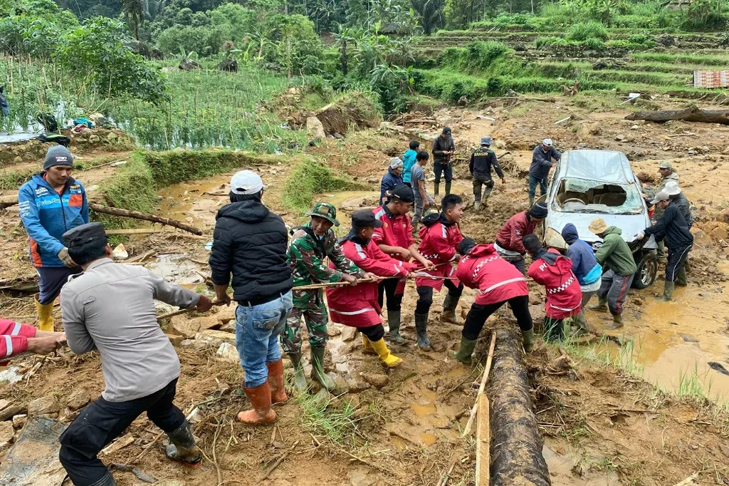 Personil TNI-Polri Evakuasi Mobil Warga Terdampak Longsor di Petungkriyono Jateng