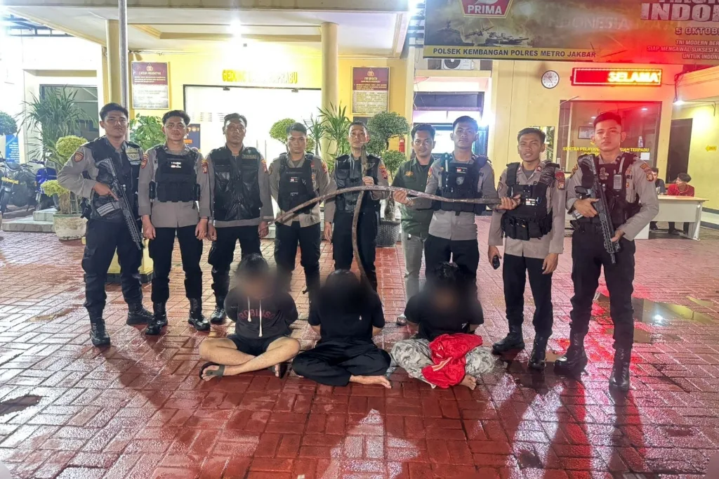Polisi Amankan Konvoi Remaja Bawa Celurit dan Miras di Kembangan Jakbar