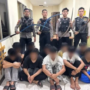 Polisi Bubarkan Aksi Tawuran di Gropet Jakbar, 10 Remaja dan Sajam Diamankan