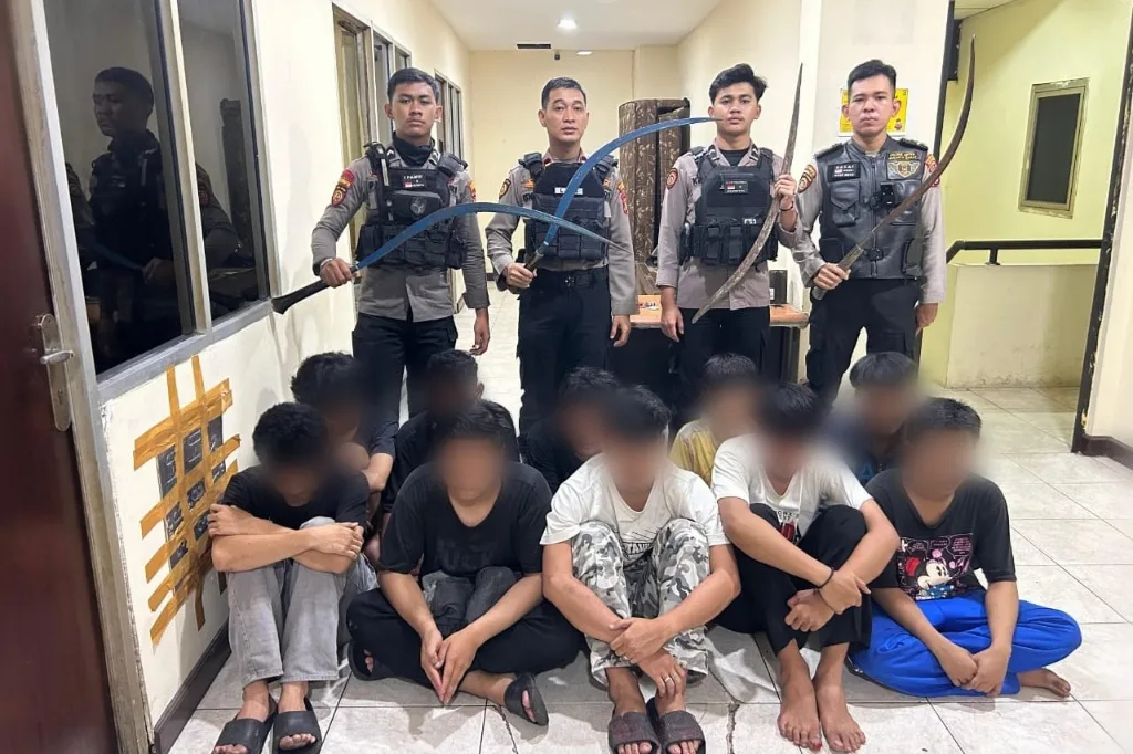 Polisi Bubarkan Aksi Tawuran di Gropet Jakbar, 10 Remaja dan Sajam Diamankan
