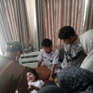 Puluhan Siswa SMAN 1 Lebong Alami Kesurupan Massal Puluhan Siswa SMAN 1 Lebong Alami Kesurupan Massal
