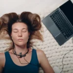Sering Pakai Headset? Hati-Hati, Ini Bahayanya untuk Kesehatan Telinga!