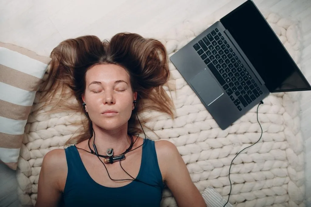 Sering Pakai Headset? Hati-Hati, Ini Bahayanya untuk Kesehatan Telinga!