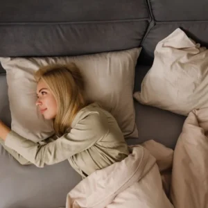 Sering Pakai HP Sebelum Tidur? Ini Bahayanya yang Jarang Diketahui! Main hp sebelum tidur