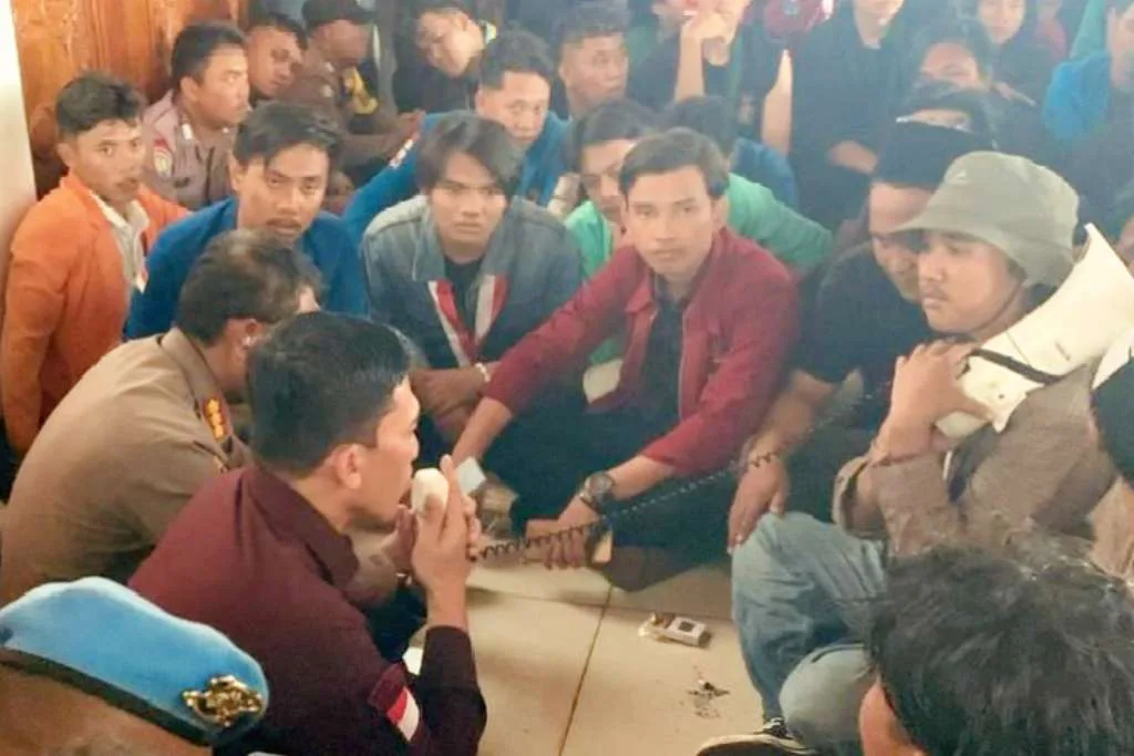 Waka 3 DPRD Provinsi Bengkulu, Satu-Satunya Yang Ngantor dan Temui Demonstran