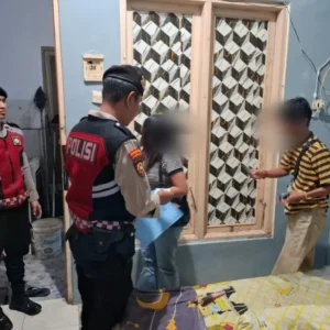 2 Pasangan Sejoli Terjaring Polisi Saat Berduaan di Kamar Kos 2 Pasangan Sejoli Terjaring Polisi Saat Berduaan di Kamar Kos