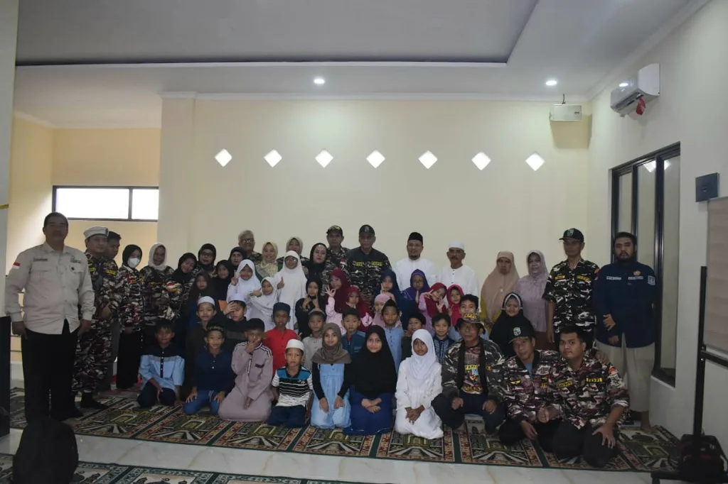 KB FKPPI Rayon Kebon Jeruk Jakbar Bagikan Takjil di Masjid Nurul Iman Al Baitsu Sukabumi Utara