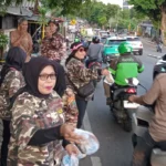 Safari Ramadan 1446H: KB FKPPI Rayon Kebon Jeruk Jakbar Kembali Bagikan Takjil ke Pengendara Bermotor