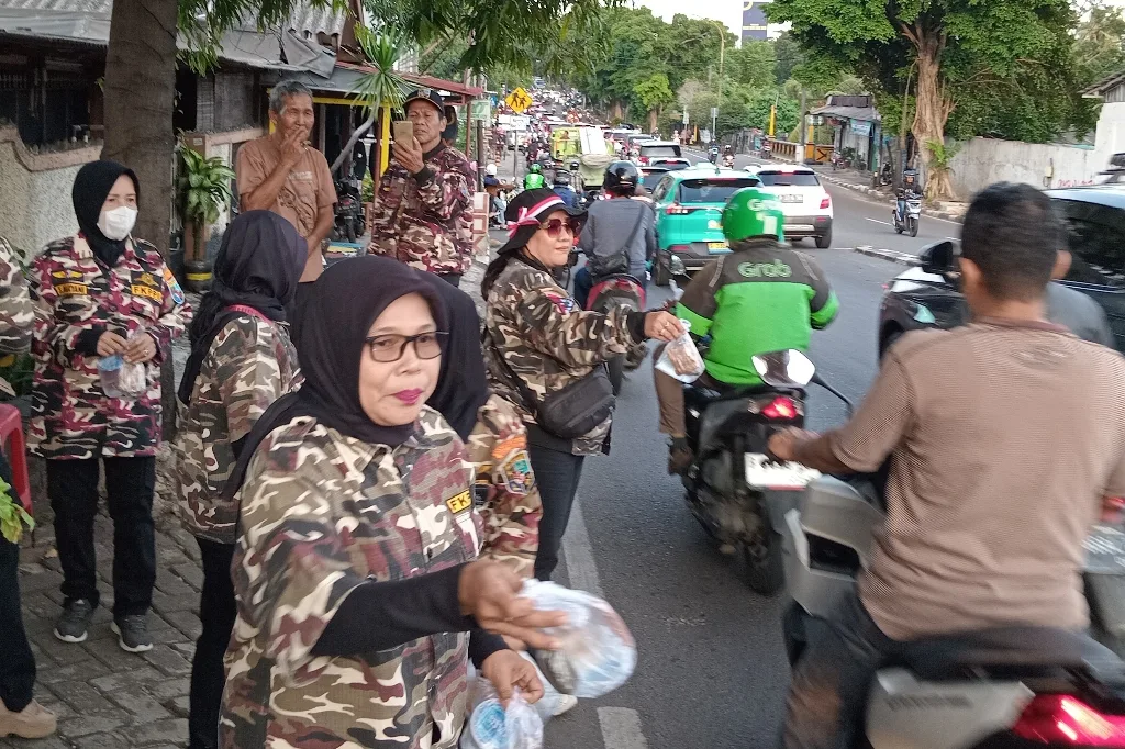 Safari Ramadan 1446H: KB FKPPI Rayon Kebon Jeruk Jakbar Kembali Bagikan Takjil ke Pengendara Bermotor