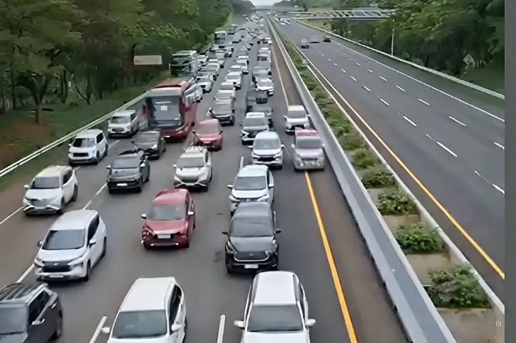 Arus Mudik Lebaran 2025: Sebanyak 955.923 Unit Kendaraan Keluar dari Jakarta