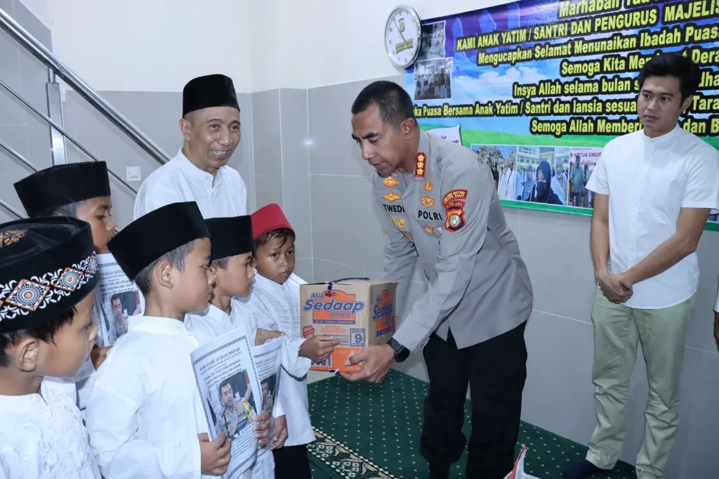 Bakti Sosial Ramadhan: Polres Metro Jakbar Tebar Berkah di Kelapa Dua