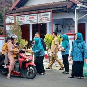 Berkah Ramadhan: Lurah bersama TP PKK Klampok Kota Blitar Bagikan 450 Takjil ke Pengguna Jalan Berkah Ramadhan: Lurah bersama TP PKK Klampok Kota Blitar Bagikan 450 Takjil ke Pengguna Jalan