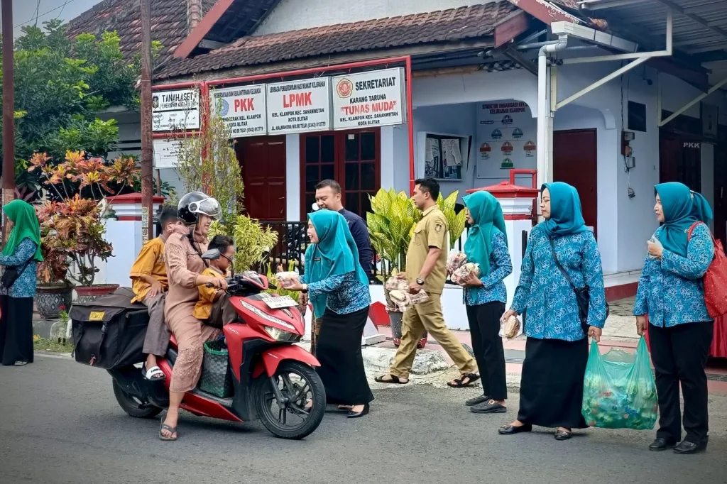 Berkah Ramadhan: Lurah bersama TP PKK Klampok Kota Blitar Bagikan 450 Takjil ke Pengguna Jalan