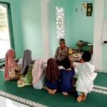 Bhabinkamtibmas Polsek Lebong Atas Manfaatkan Waktu Mengajar Iqra Kepada Anak-Anak