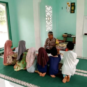 Bhabinkamtibmas Polsek Lebong Atas Manfaatkan Waktu Mengajar Iqra Kepada Anak-Anak Bhabinkamtibmas Polsek Lebong Atas Manfaatkan Waktu Mengajar Iqra Kepada Anak-Anak