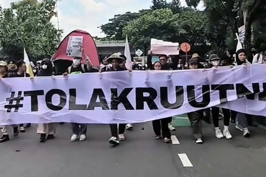 Demonstrasi Revisi UU TNI: Mahasiswa dan Masyarakat Bersatu di Senayan